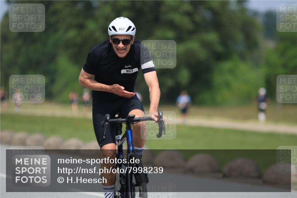 21.06.2025 - 27. Vierlanden-Triathlon H.Heesch http://msf.ph/oto/7998239 15.06.2025 12:28:02 Radfahren 845, 857, 892 meine-sportfotos.de