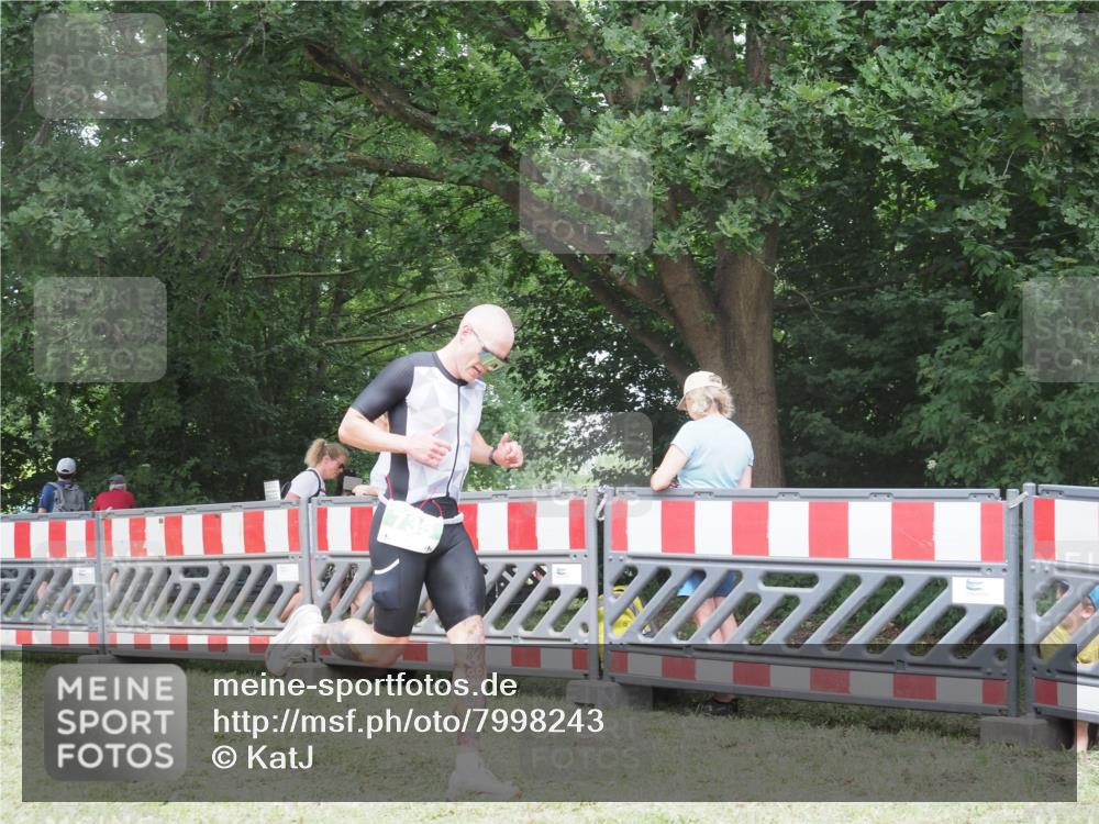 21.06.2025 - 27. Vierlanden-Triathlon KatJ http://msf.ph/oto/7998243 15.06.2025 12:52:35 Ziel 735 meine-sportfotos.de