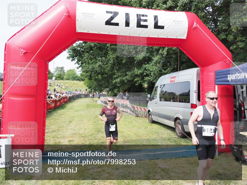 21.06.2025 - 27. Vierlanden-Triathlon MichiJ http://msf.ph/oto/7998253 15.06.2026 11:21:47 Ziel 384, 407 meine-sportfotos.de