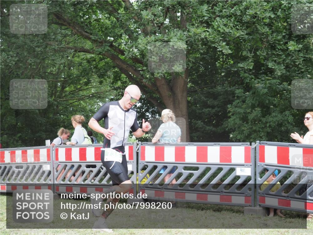 21.06.2025 - 27. Vierlanden-Triathlon KatJ http://msf.ph/oto/7998260 15.06.2025 12:52:35 Ziel 735 meine-sportfotos.de