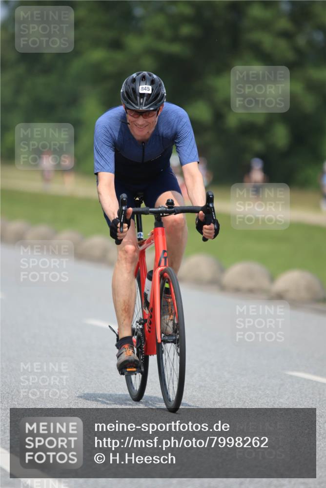 21.06.2025 - 27. Vierlanden-Triathlon H.Heesch http://msf.ph/oto/7998262 15.06.2025 12:28:06 Radfahren 845, 857, 892 meine-sportfotos.de