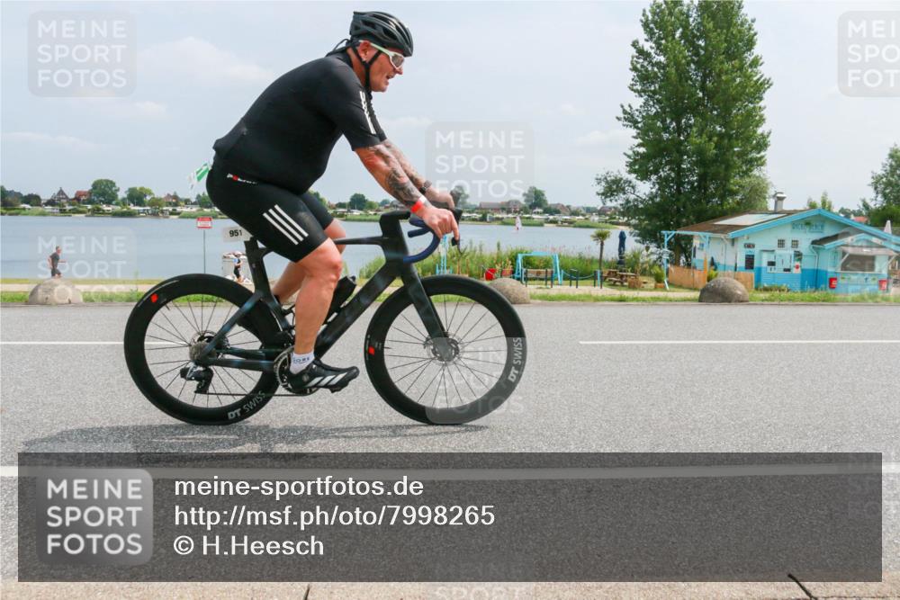 21.06.2025 - 27. Vierlanden-Triathlon H.Heesch http://msf.ph/oto/7998265 15.06.2025 12:29:50 Radfahren 937, 951 meine-sportfotos.de