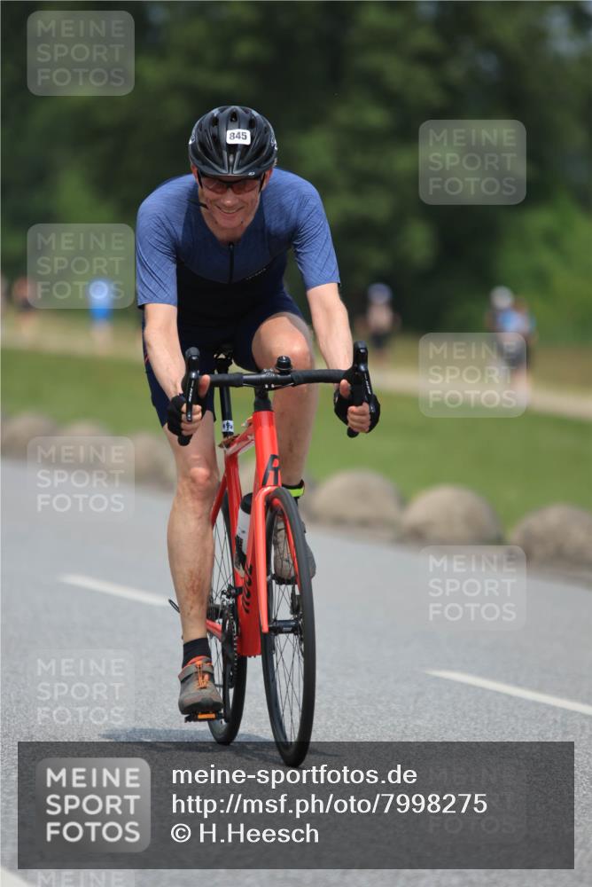 21.06.2025 - 27. Vierlanden-Triathlon H.Heesch http://msf.ph/oto/7998275 15.06.2025 12:28:06 Radfahren 845, 857, 892 meine-sportfotos.de