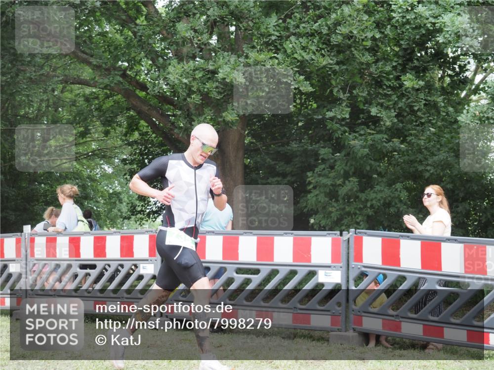 21.06.2025 - 27. Vierlanden-Triathlon KatJ http://msf.ph/oto/7998279 15.06.2025 12:52:35 Ziel 735 meine-sportfotos.de