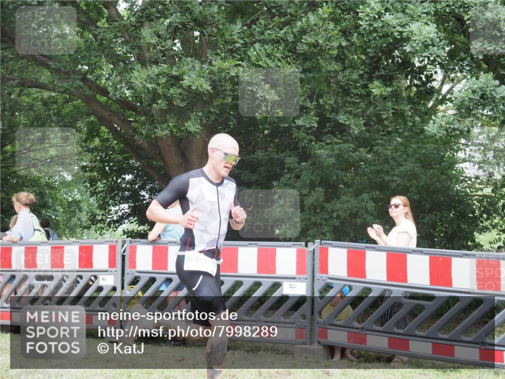 21.06.2025 - 27. Vierlanden-Triathlon KatJ http://msf.ph/oto/7998289 15.06.2025 12:52:36 Ziel 735 meine-sportfotos.de