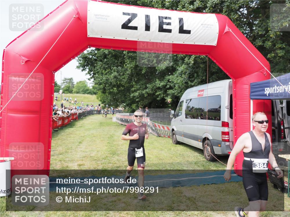 21.06.2025 - 27. Vierlanden-Triathlon MichiJ http://msf.ph/oto/7998291 15.06.2026 11:21:48 Ziel 384, 407 meine-sportfotos.de