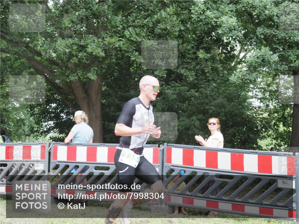 21.06.2025 - 27. Vierlanden-Triathlon KatJ http://msf.ph/oto/7998304 15.06.2025 12:52:36 Ziel 735 meine-sportfotos.de
