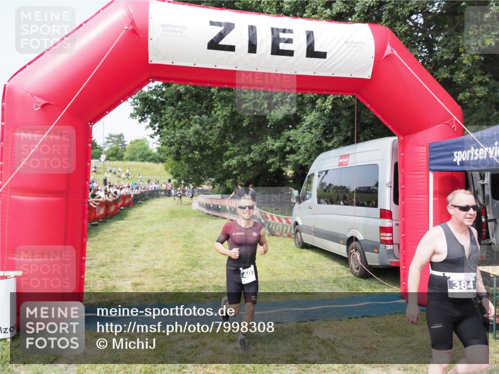 21.06.2025 - 27. Vierlanden-Triathlon MichiJ http://msf.ph/oto/7998308 15.06.2026 11:21:48 Ziel 384, 407 meine-sportfotos.de