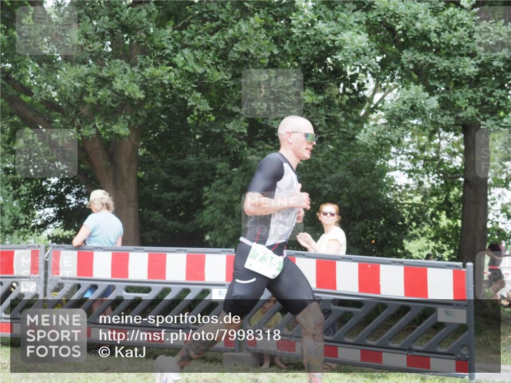 21.06.2025 - 27. Vierlanden-Triathlon KatJ http://msf.ph/oto/7998318 15.06.2025 12:52:36 Ziel 735 meine-sportfotos.de