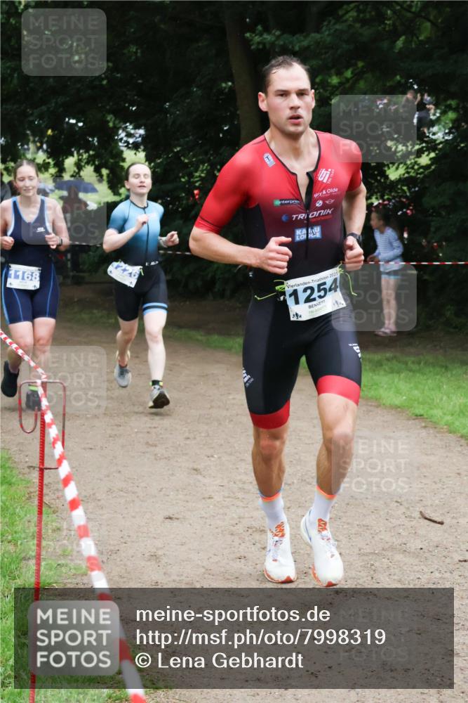 21.06.2025 - 27. Vierlanden-Triathlon Lena Gebhardt http://msf.ph/oto/7998319 15.06.2025 13:56:34 Laufen 1168, 226, 2025, 1254 meine-sportfotos.de