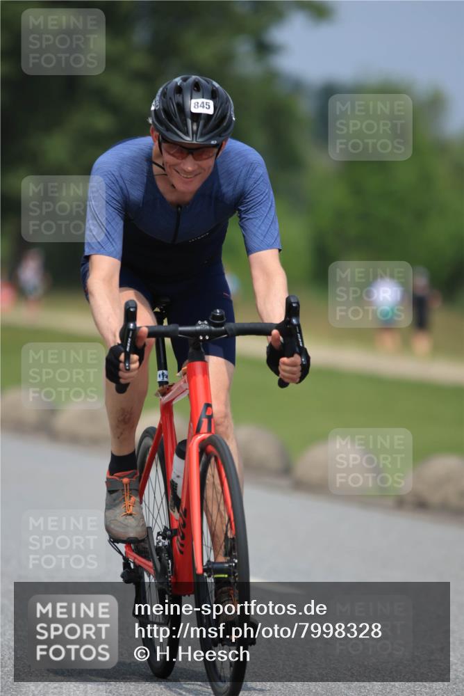 21.06.2025 - 27. Vierlanden-Triathlon H.Heesch http://msf.ph/oto/7998328 15.06.2025 12:28:07 Radfahren 845, 857, 892 meine-sportfotos.de