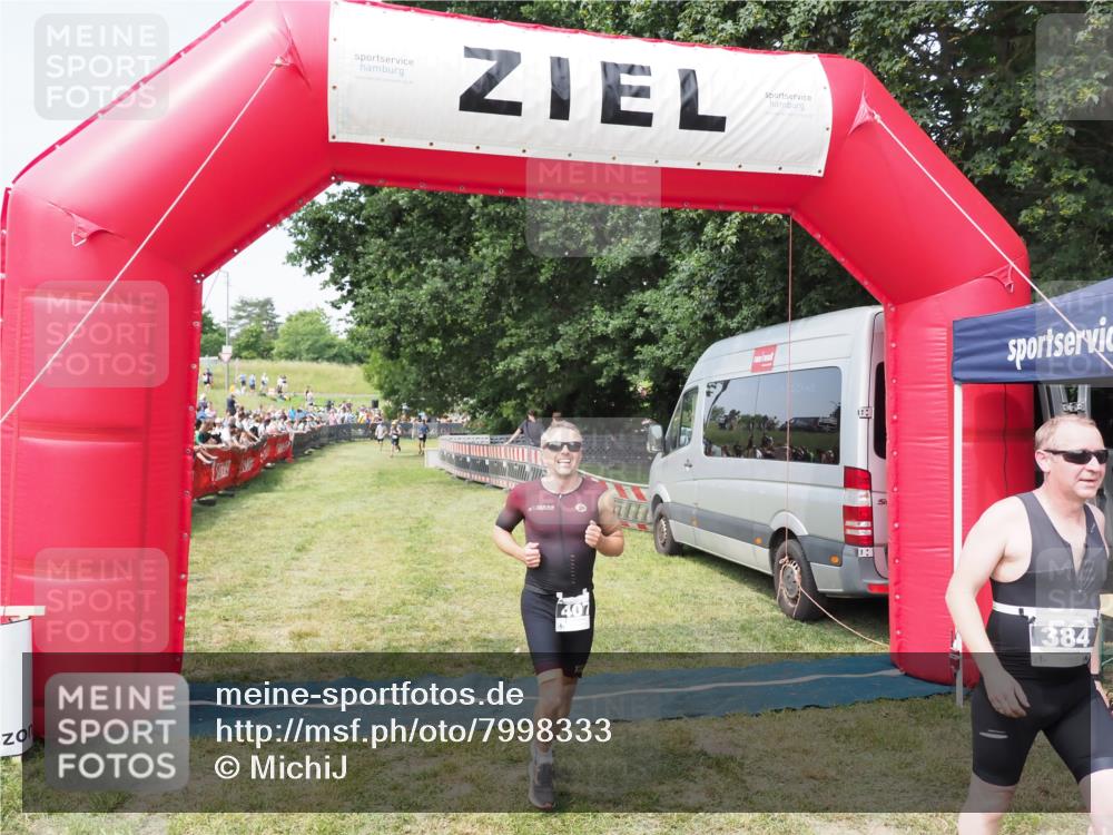 21.06.2025 - 27. Vierlanden-Triathlon MichiJ http://msf.ph/oto/7998333 15.06.2026 11:21:48 Ziel 384, 407 meine-sportfotos.de