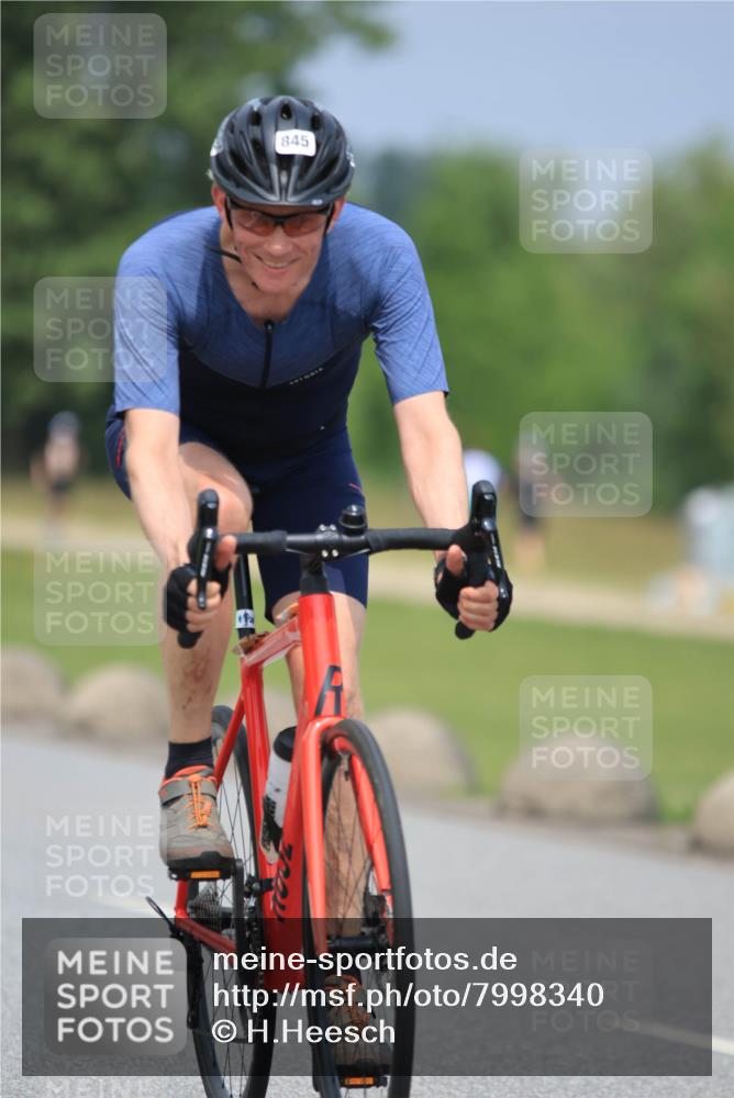 21.06.2025 - 27. Vierlanden-Triathlon H.Heesch http://msf.ph/oto/7998340 15.06.2025 12:28:07 Radfahren 845, 857, 892 meine-sportfotos.de