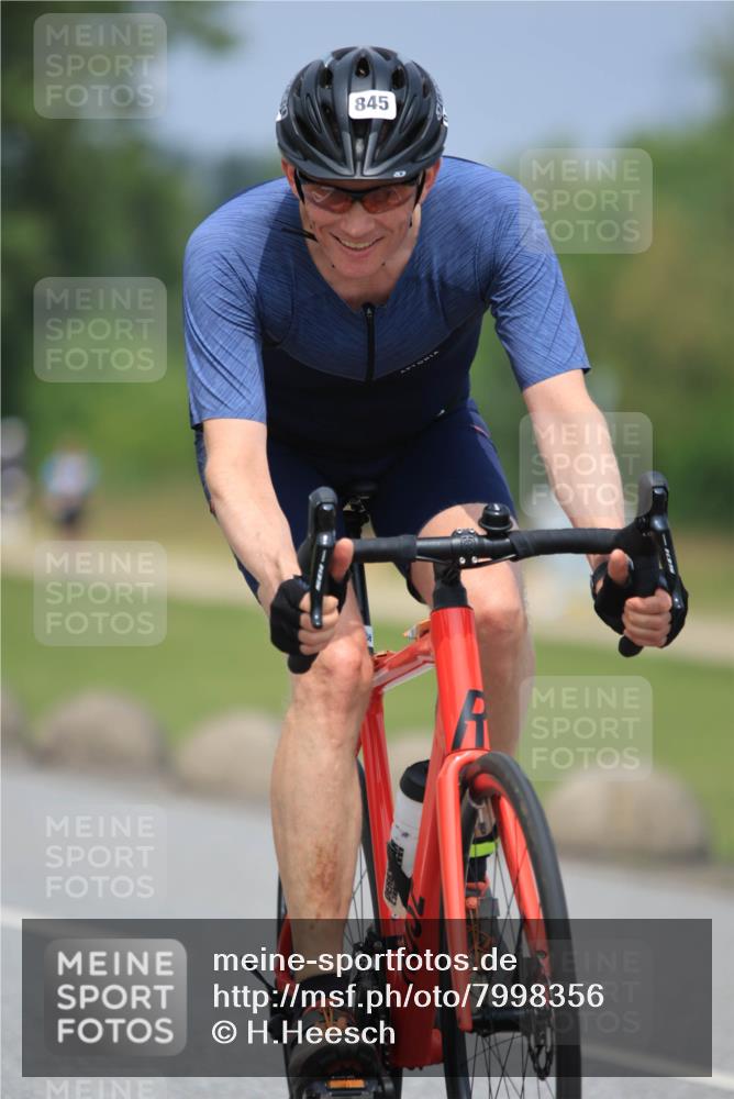 21.06.2025 - 27. Vierlanden-Triathlon H.Heesch http://msf.ph/oto/7998356 15.06.2025 12:28:07 Radfahren 845, 857, 892 meine-sportfotos.de