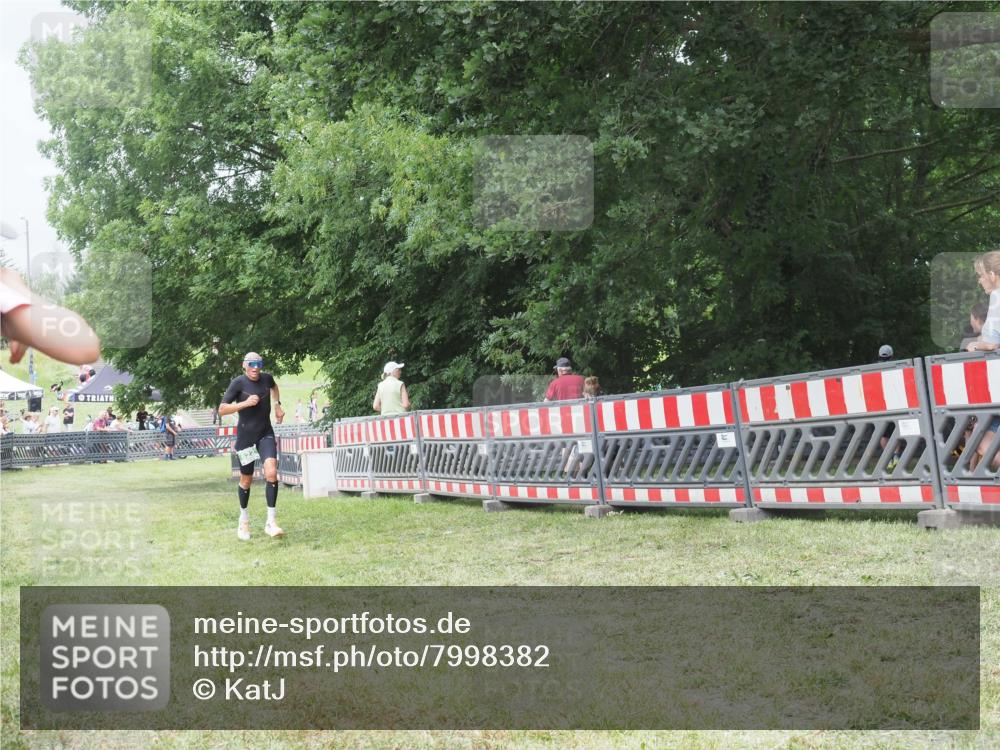 21.06.2025 - 27. Vierlanden-Triathlon KatJ http://msf.ph/oto/7998382 15.06.2025 12:52:57 Ziel 822 meine-sportfotos.de