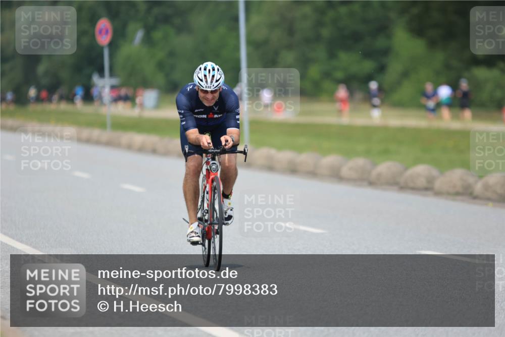 21.06.2025 - 27. Vierlanden-Triathlon H.Heesch http://msf.ph/oto/7998383 15.06.2025 12:28:27 Radfahren 832 meine-sportfotos.de