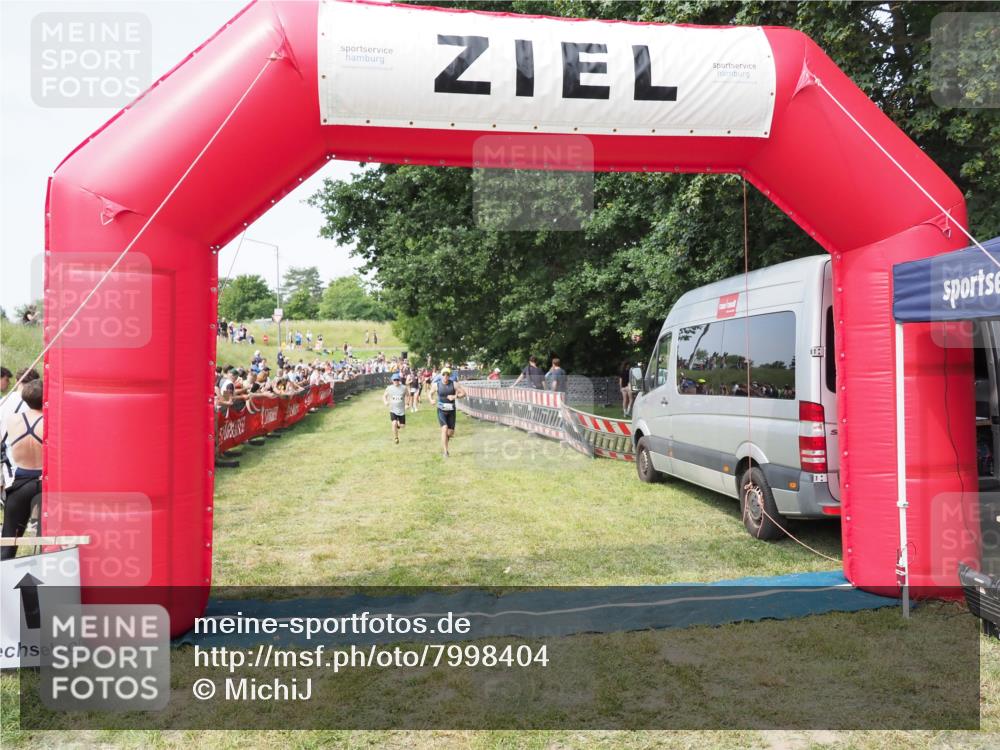 21.06.2025 - 27. Vierlanden-Triathlon MichiJ http://msf.ph/oto/7998404 15.06.2026 11:21:56 Ziel 315, 396, 406 meine-sportfotos.de