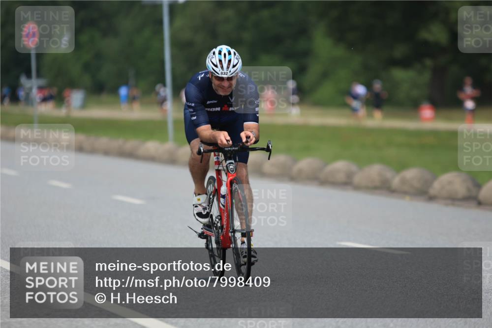 21.06.2025 - 27. Vierlanden-Triathlon H.Heesch http://msf.ph/oto/7998409 15.06.2025 12:28:28 Radfahren 734, 832 meine-sportfotos.de