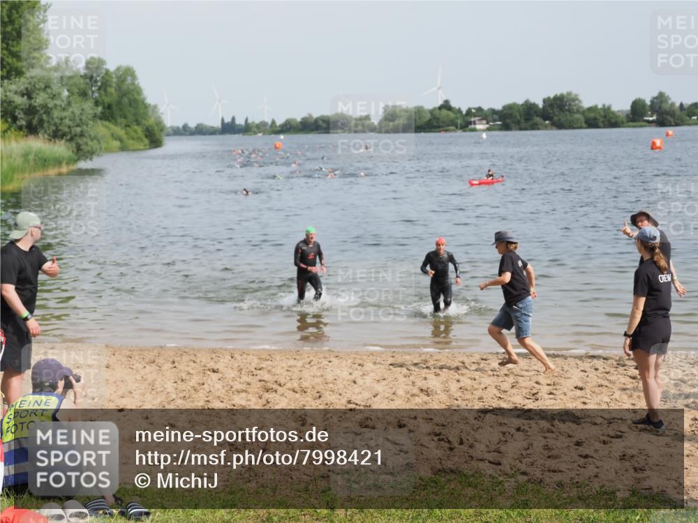 21.06.2025 - 27. Vierlanden-Triathlon MichiJ http://msf.ph/oto/7998421 15.06.2026 10:02:35 Schwimmen 397, 405 meine-sportfotos.de