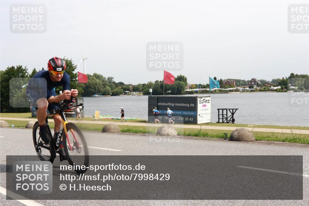 15.06.2025 - 27. Vierlanden-Triathlon H.Heesch http://msf.ph/oto/7998429 15.06.2025 11:36:39 Radfahren 23, 639, 697, 851 meine-sportfotos.de