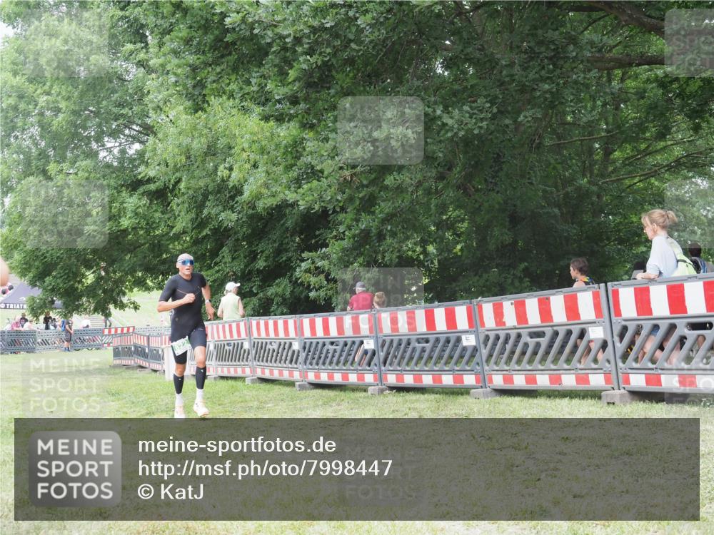 21.06.2025 - 27. Vierlanden-Triathlon KatJ http://msf.ph/oto/7998447 15.06.2025 12:52:58 Ziel 822 meine-sportfotos.de