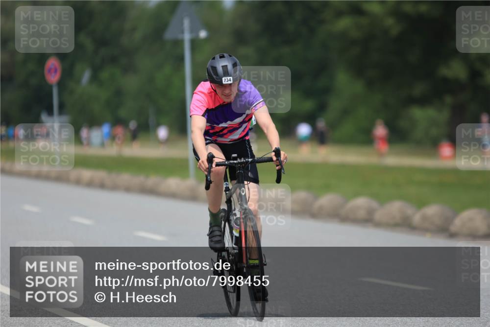 21.06.2025 - 27. Vierlanden-Triathlon H.Heesch http://msf.ph/oto/7998455 15.06.2025 12:28:35 Radfahren 734 meine-sportfotos.de
