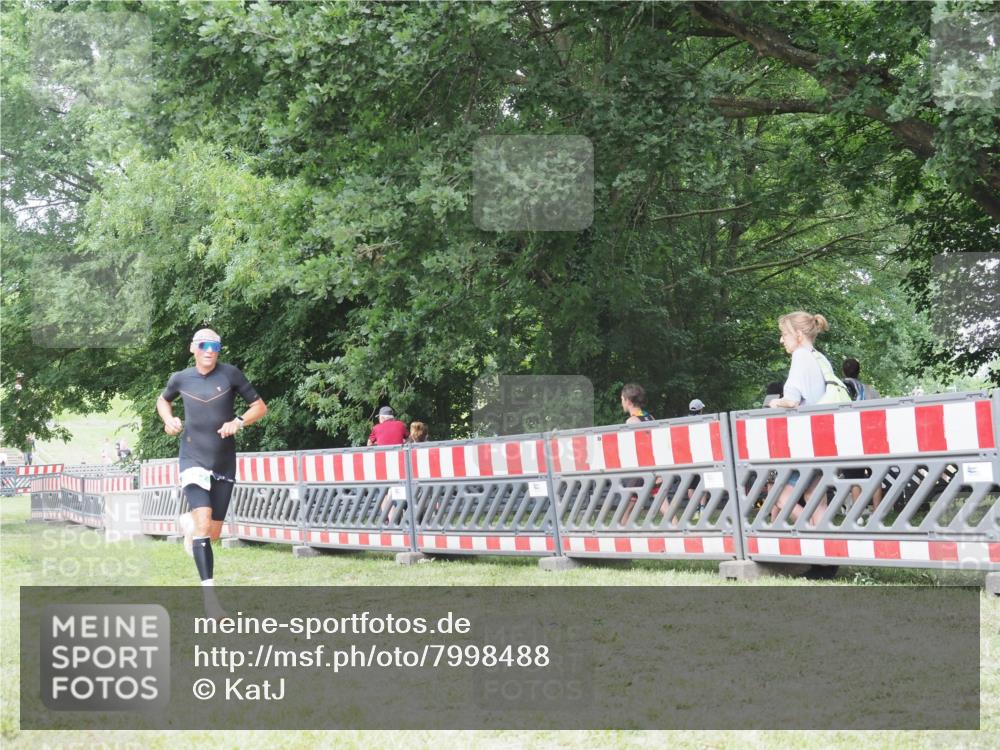 21.06.2025 - 27. Vierlanden-Triathlon KatJ http://msf.ph/oto/7998488 15.06.2025 12:52:59 Ziel 822 meine-sportfotos.de