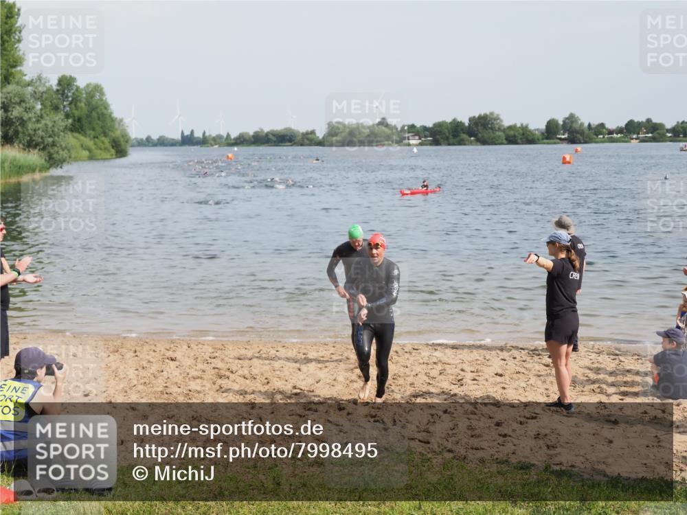 21.06.2025 - 27. Vierlanden-Triathlon MichiJ http://msf.ph/oto/7998495 15.06.2026 10:02:40 Schwimmen 397, 405 meine-sportfotos.de