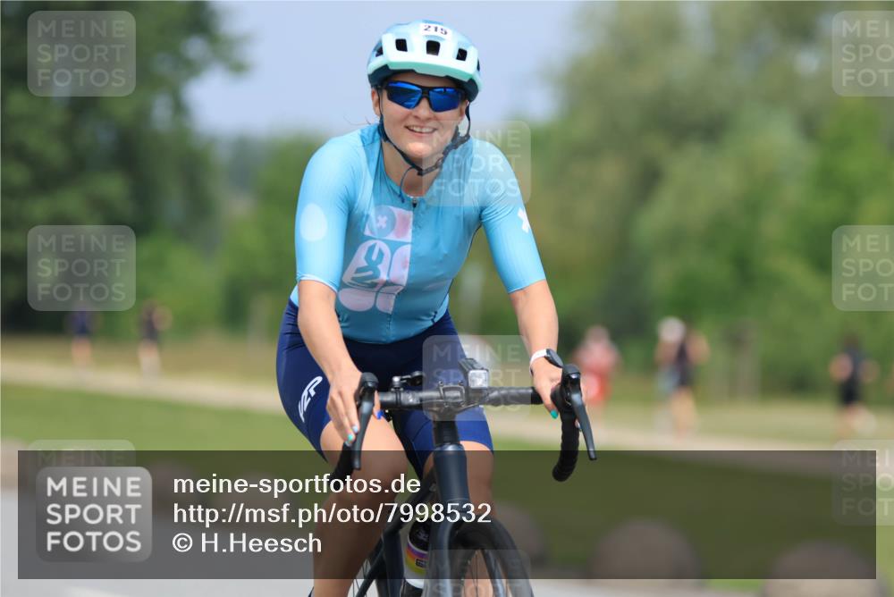 21.06.2025 - 27. Vierlanden-Triathlon H.Heesch http://msf.ph/oto/7998532 15.06.2025 12:28:58 Radfahren 215 meine-sportfotos.de