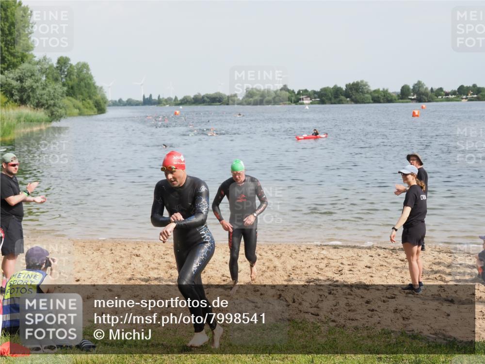 21.06.2025 - 27. Vierlanden-Triathlon MichiJ http://msf.ph/oto/7998541 15.06.2026 10:02:41 Schwimmen 397, 405 meine-sportfotos.de
