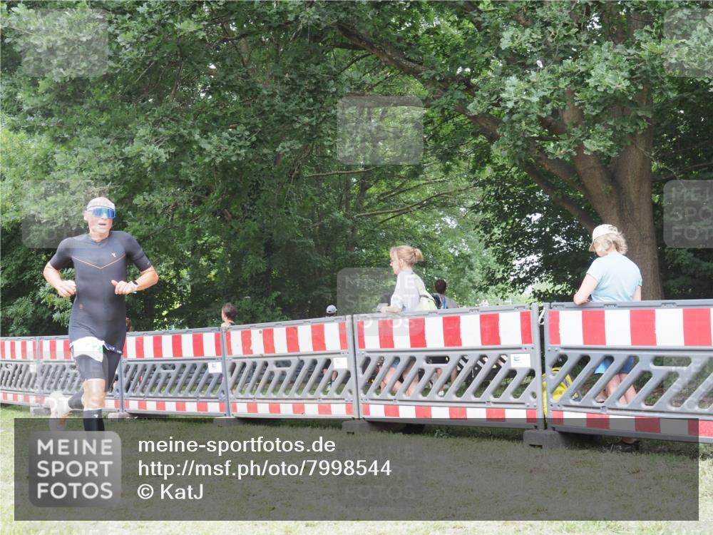 21.06.2025 - 27. Vierlanden-Triathlon KatJ http://msf.ph/oto/7998544 15.06.2025 12:52:59 Ziel 822 meine-sportfotos.de