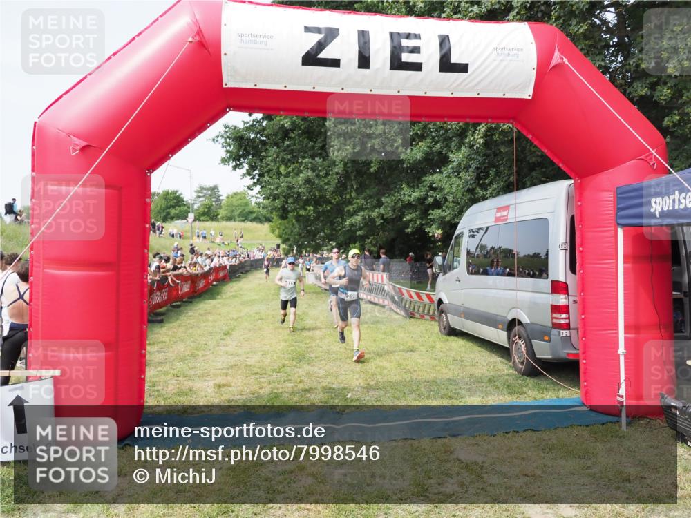 21.06.2025 - 27. Vierlanden-Triathlon MichiJ http://msf.ph/oto/7998546 15.06.2026 11:21:57 Ziel 315, 396, 406 meine-sportfotos.de
