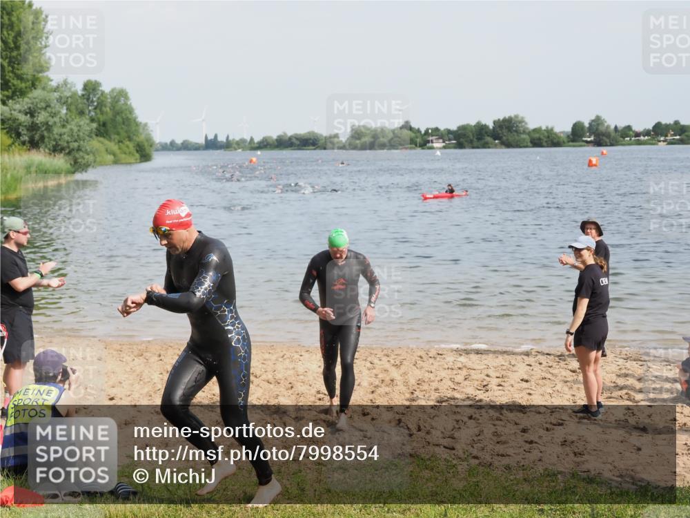 21.06.2025 - 27. Vierlanden-Triathlon MichiJ http://msf.ph/oto/7998554 15.06.2026 10:02:41 Schwimmen 397, 405 meine-sportfotos.de