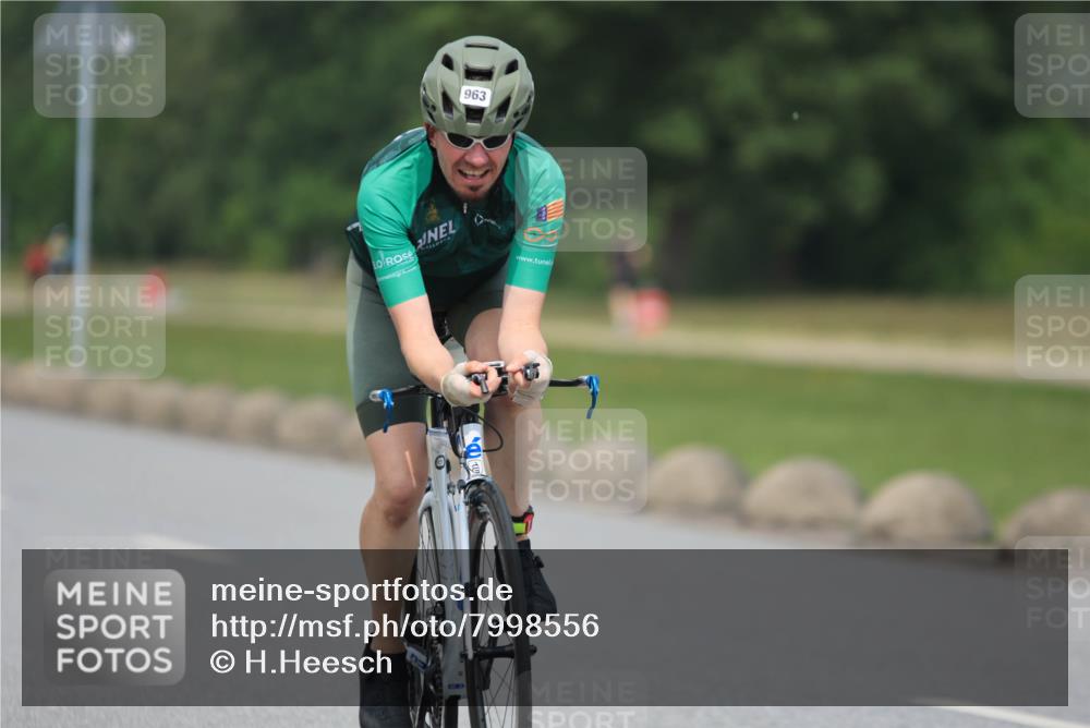 21.06.2025 - 27. Vierlanden-Triathlon H.Heesch http://msf.ph/oto/7998556 15.06.2025 12:29:08 Radfahren 963 meine-sportfotos.de