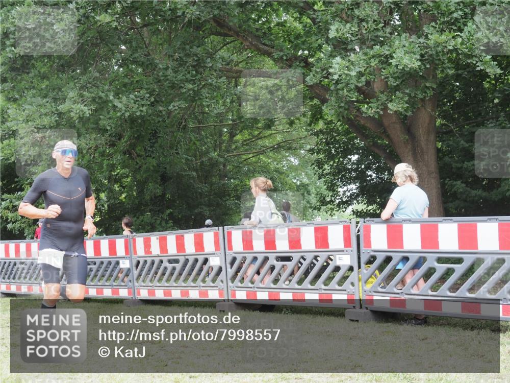 21.06.2025 - 27. Vierlanden-Triathlon KatJ http://msf.ph/oto/7998557 15.06.2025 12:52:59 Ziel 822 meine-sportfotos.de