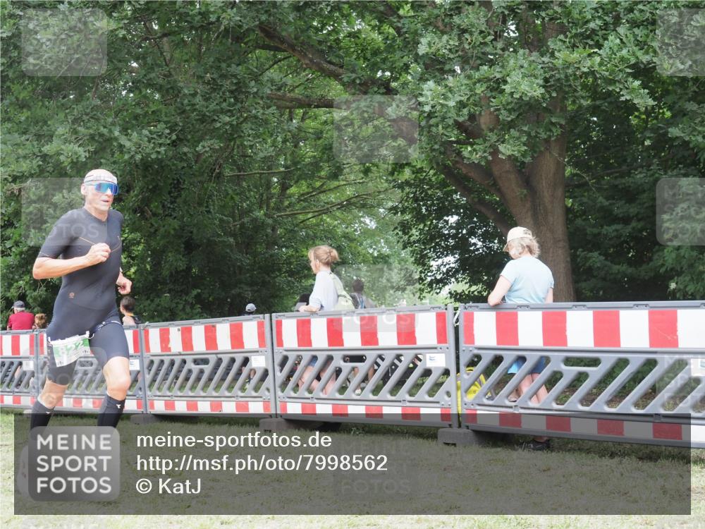 21.06.2025 - 27. Vierlanden-Triathlon KatJ http://msf.ph/oto/7998562 15.06.2025 12:53:00 Ziel 822 meine-sportfotos.de