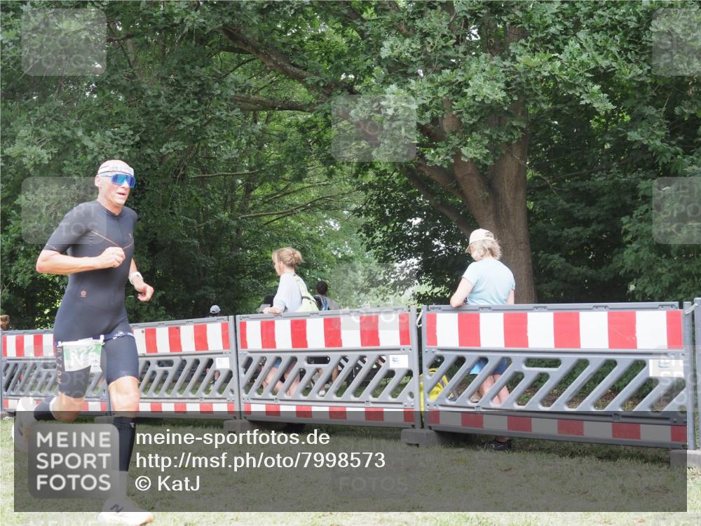 21.06.2025 - 27. Vierlanden-Triathlon KatJ http://msf.ph/oto/7998573 15.06.2025 12:53:00 Ziel 822 meine-sportfotos.de