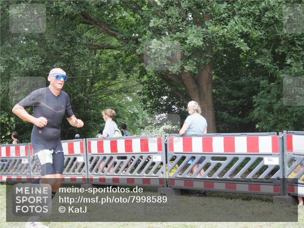 21.06.2025 - 27. Vierlanden-Triathlon KatJ http://msf.ph/oto/7998589 15.06.2025 12:53:00 Ziel 822 meine-sportfotos.de