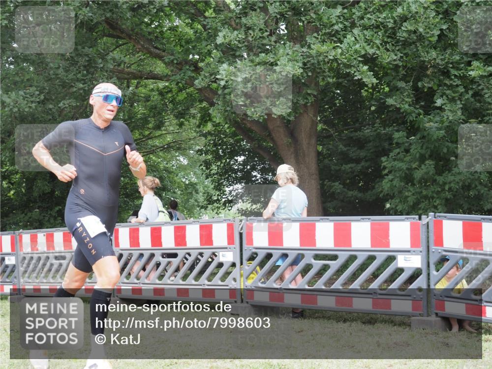 21.06.2025 - 27. Vierlanden-Triathlon KatJ http://msf.ph/oto/7998603 15.06.2025 12:53:00 Ziel 822 meine-sportfotos.de