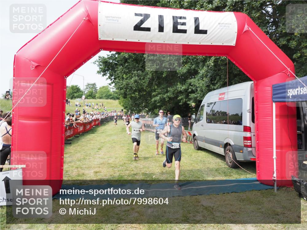 21.06.2025 - 27. Vierlanden-Triathlon MichiJ http://msf.ph/oto/7998604 15.06.2026 11:21:58 Ziel 315, 396, 406 meine-sportfotos.de