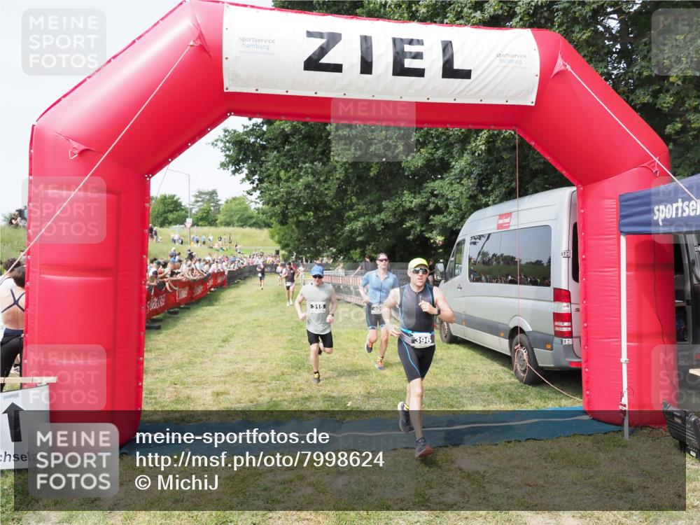 21.06.2025 - 27. Vierlanden-Triathlon MichiJ http://msf.ph/oto/7998624 15.06.2026 11:21:58 Ziel 315, 396, 406 meine-sportfotos.de