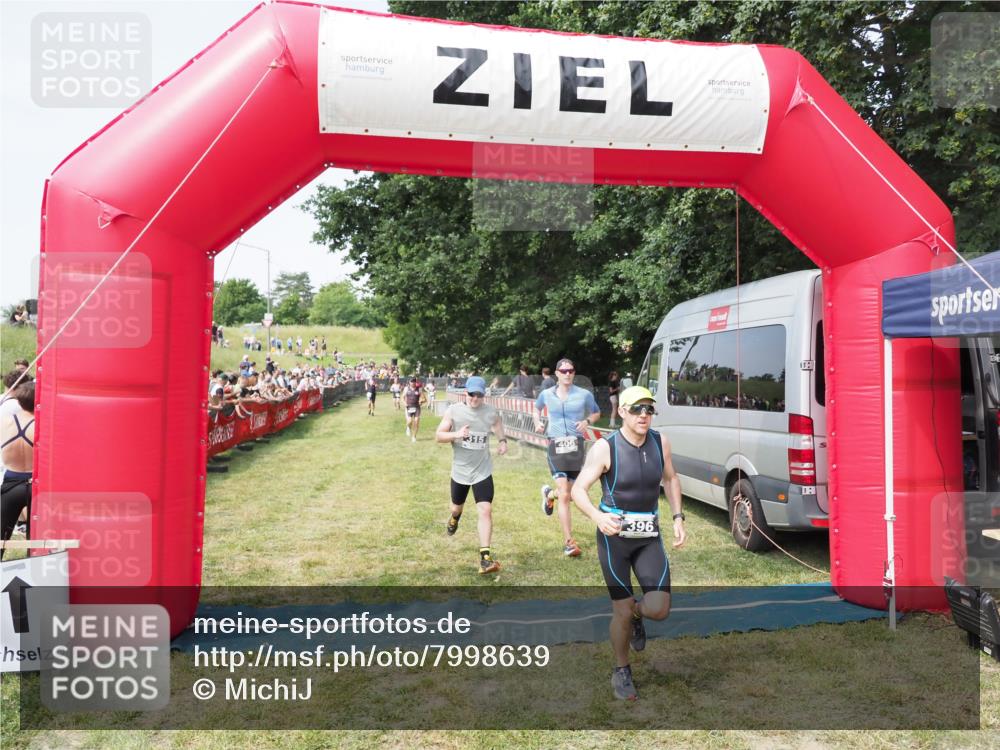 21.06.2025 - 27. Vierlanden-Triathlon MichiJ http://msf.ph/oto/7998639 15.06.2026 11:21:59 Ziel 315, 396, 406, 410 meine-sportfotos.de