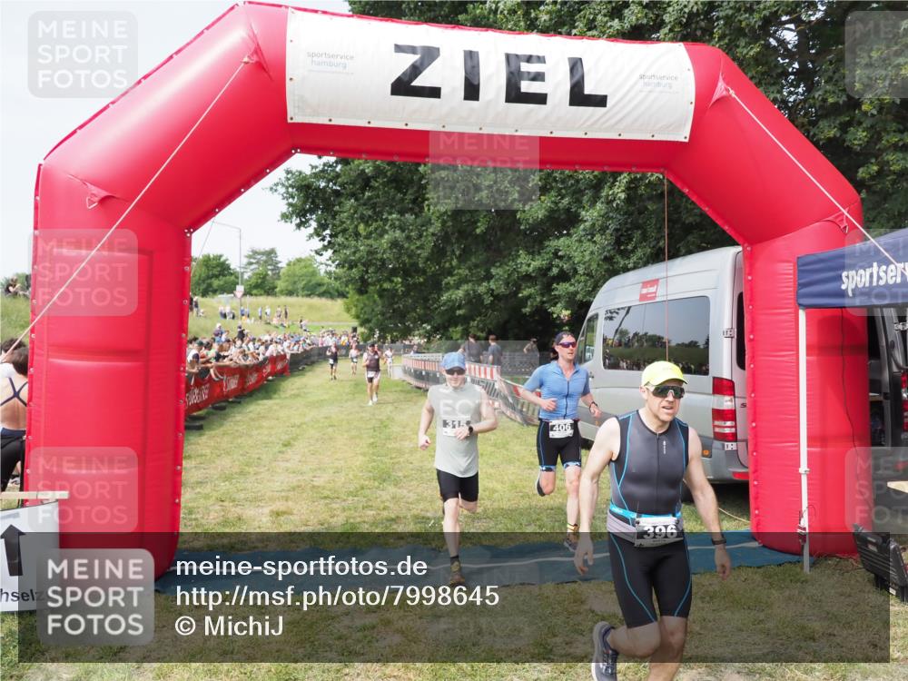 21.06.2025 - 27. Vierlanden-Triathlon MichiJ http://msf.ph/oto/7998645 15.06.2026 11:21:59 Ziel 315, 396, 406, 410 meine-sportfotos.de