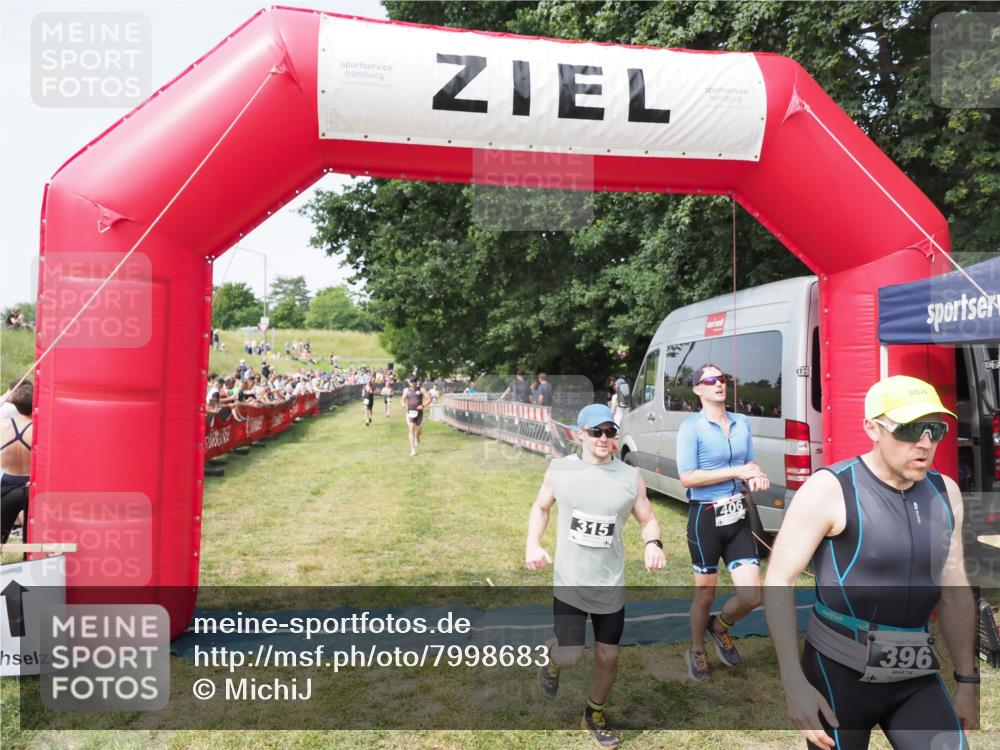 21.06.2025 - 27. Vierlanden-Triathlon MichiJ http://msf.ph/oto/7998683 15.06.2026 11:21:59 Ziel 315, 396, 406, 410 meine-sportfotos.de
