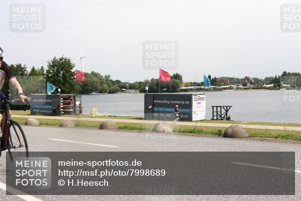 15.06.2025 - 27. Vierlanden-Triathlon H.Heesch http://msf.ph/oto/7998689 15.06.2025 11:37:37 Radfahren 90, 686 meine-sportfotos.de