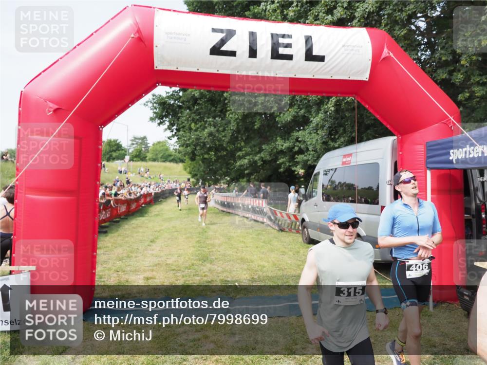 21.06.2025 - 27. Vierlanden-Triathlon MichiJ http://msf.ph/oto/7998699 15.06.2026 11:22:00 Ziel 315, 396, 406, 410 meine-sportfotos.de