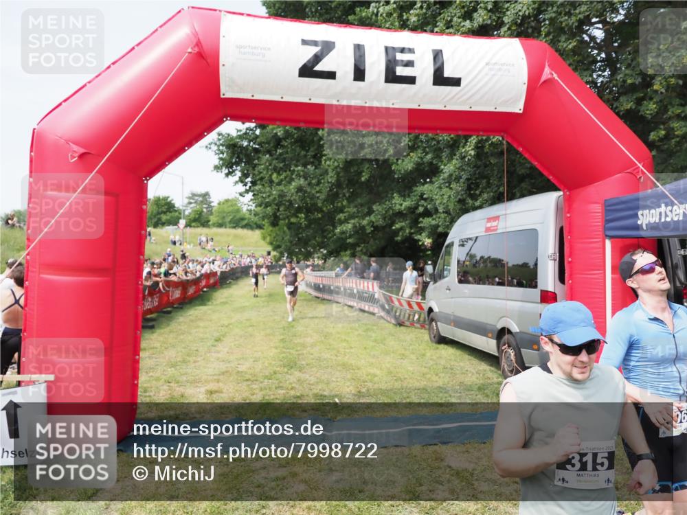 21.06.2025 - 27. Vierlanden-Triathlon MichiJ http://msf.ph/oto/7998722 15.06.2026 11:22:00 Ziel 315, 396, 406, 410 meine-sportfotos.de