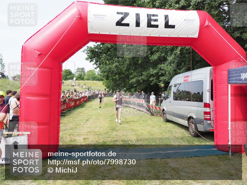21.06.2025 - 27. Vierlanden-Triathlon MichiJ http://msf.ph/oto/7998730 15.06.2026 11:22:02 Ziel 315, 396, 406, 410 meine-sportfotos.de