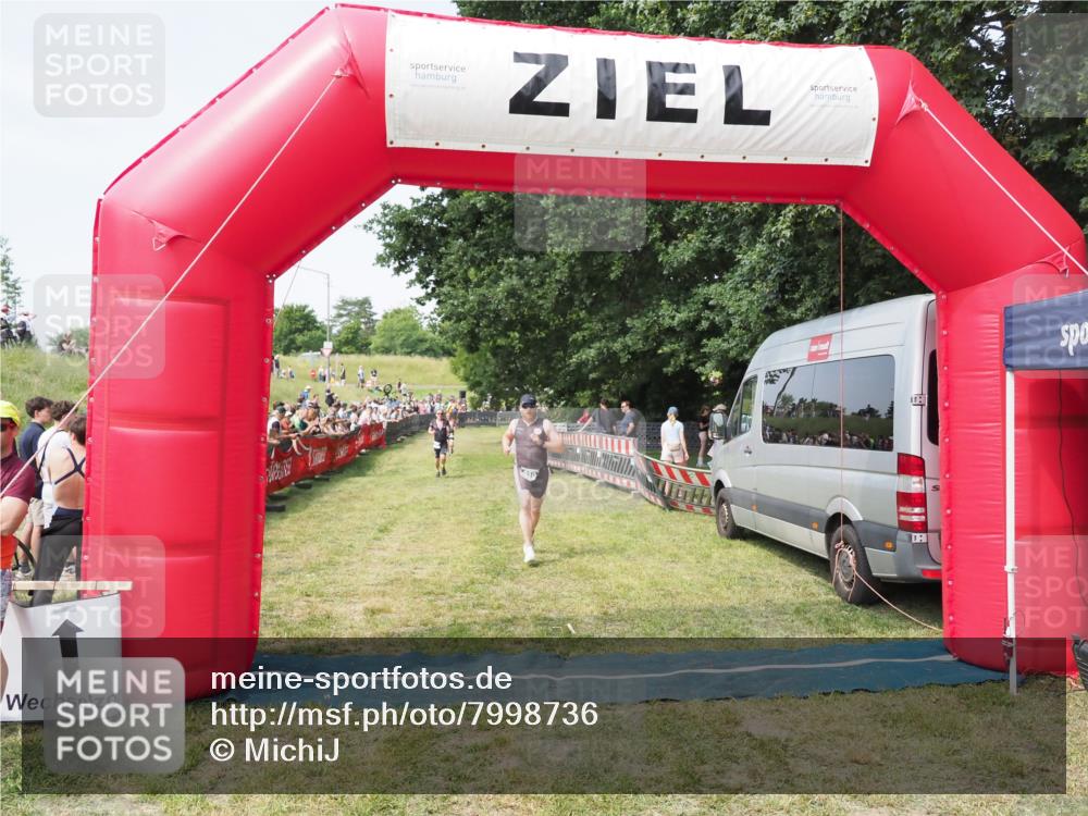 21.06.2025 - 27. Vierlanden-Triathlon MichiJ http://msf.ph/oto/7998736 15.06.2026 11:22:02 Ziel 315, 396, 406, 410 meine-sportfotos.de