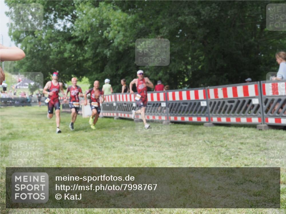 21.06.2025 - 27. Vierlanden-Triathlon KatJ http://msf.ph/oto/7998767 15.06.2025 12:53:12 Ziel 35, 732, 989, 991, 992, 993 meine-sportfotos.de